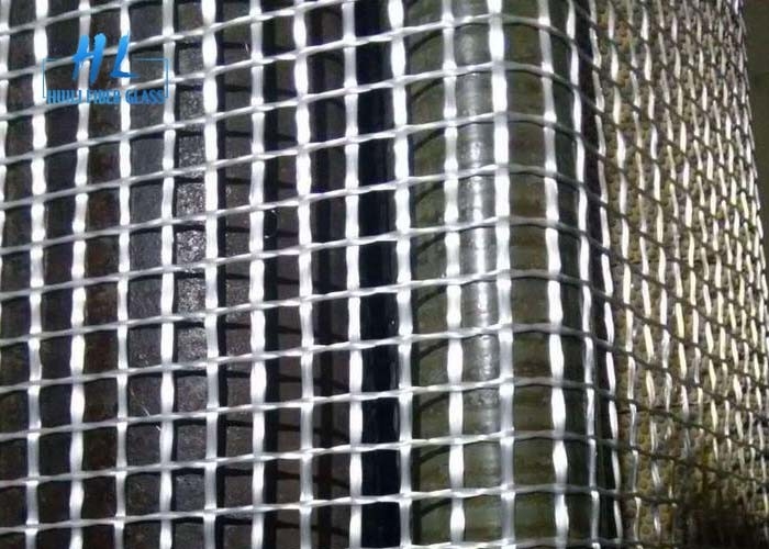 Прочность на растяжение 800N Стекловолоконная сетка Стекловолоконные экрановые роллы, покрытые белым и синим цветом